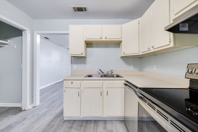 Building Photo - Charming 2BR Duplex with Spacious Yard in Springfield