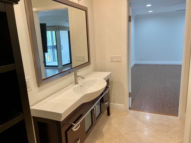 Building Photo - 525 Bayfront Dr