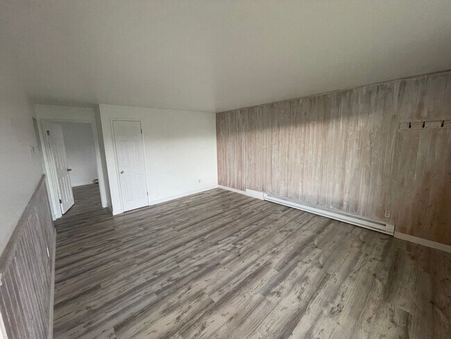 Building Photo - Moore (1321 SE 9th Ave &amp; 1320 SE 10th Ct.)