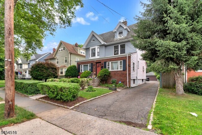 Building Photo - 558 Argyle Ave