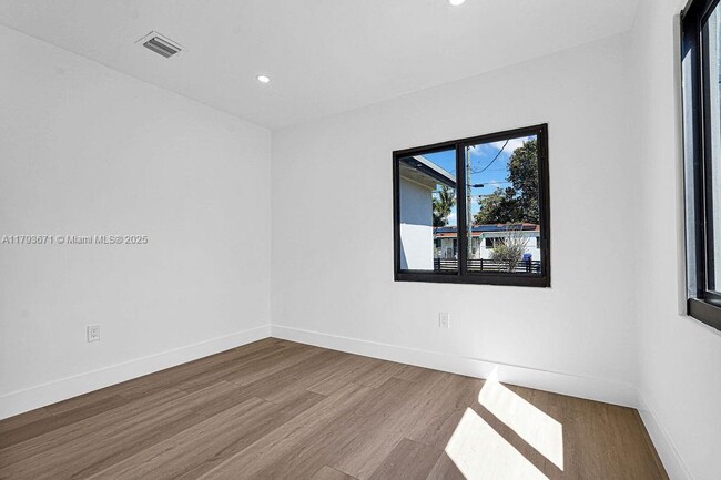 Building Photo - 3040 NW 13th Ave