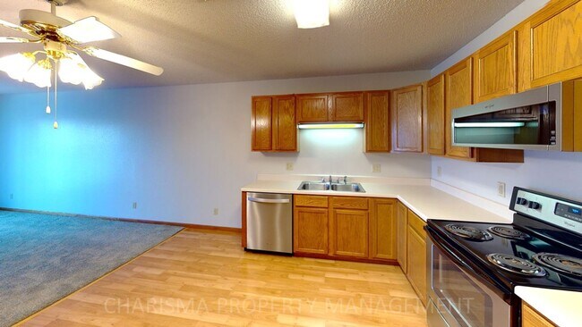 Building Photo - 3 BEDROOM, 2 BATH WALK IN TOWNHOME, ATTACH...