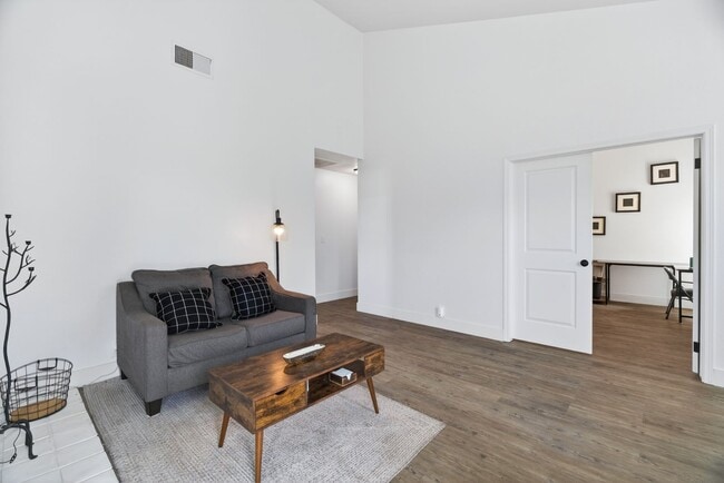 Building Photo - 2 Bedroom Condo for Rent in Redding CA | Pool, Spa, Fireplace, Balcony