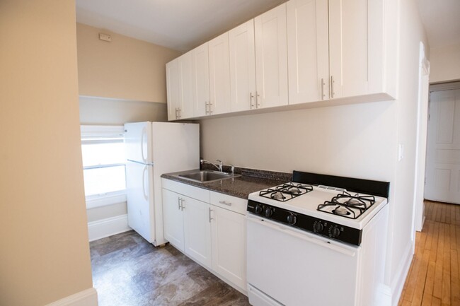 Building Photo - 9/01  $1495 – 2 Bedroom Upper Flat Near UW...