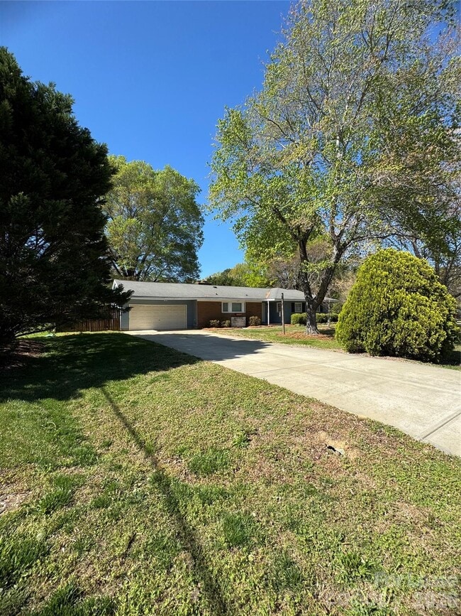 Building Photo - 1803 Overhill Dr