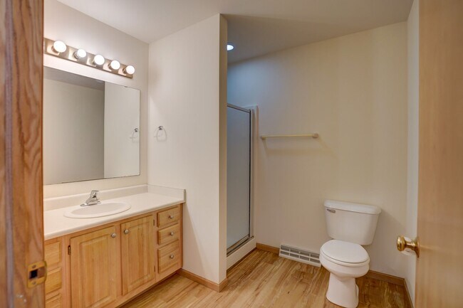 Building Photo - 6101-6103