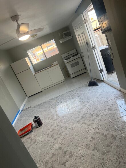 Building Photo - 9644 Laurel Canyon Blvd