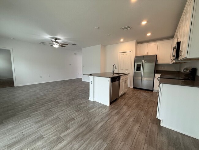 Building Photo - Beautiful 3 bedroom 2 bathroom home