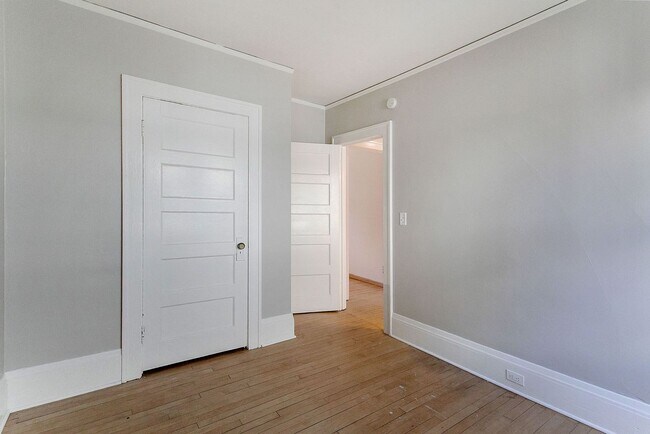 Building Photo - Updated 5 bedroom 2 bath single family house