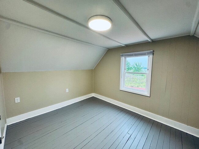 Building Photo - Adorable Home/Country setting