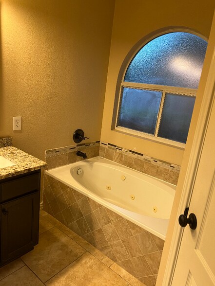 Building Photo - 6135 Wood Bayou