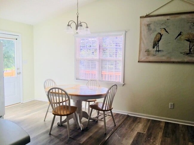 Building Photo - 422 Holly St