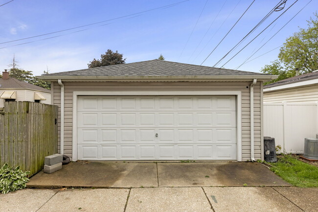 Building Photo - 4500 S Oak Park Ave