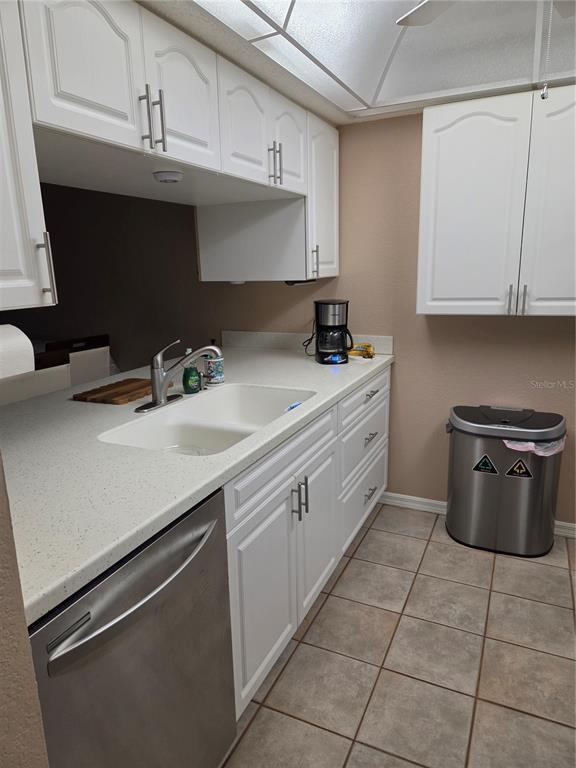 Building Photo - 4016 Oakview Dr