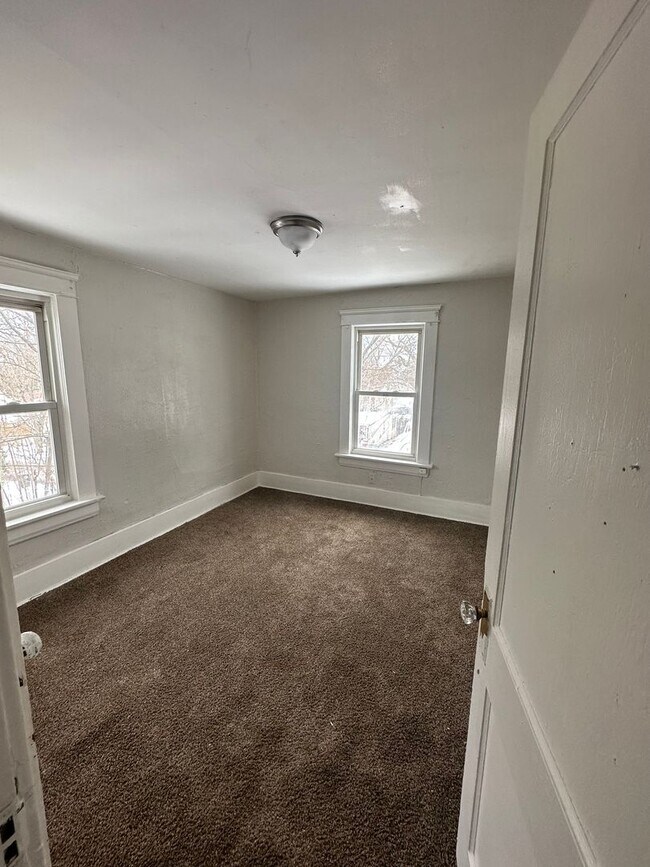 Building Photo - 872 E Crosier St