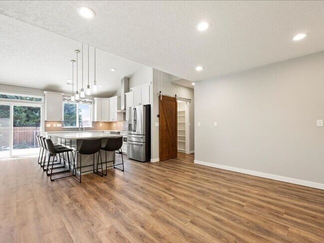 Building Photo - 617 Esperanza Ct