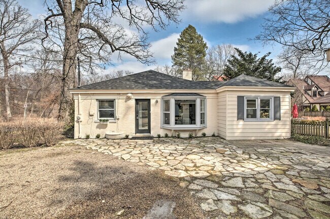 Building Photo - 696 Crescent Blvd