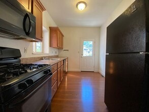 Building Photo - Spacious Two Bedroom Townhouse in Squirrel Hill! Fully Equipped Kitchen & W/D Included! Call Today