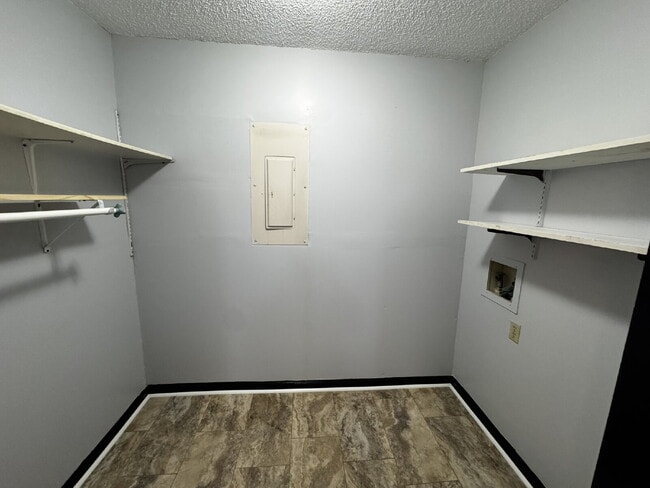 Building Photo - Home For Rent