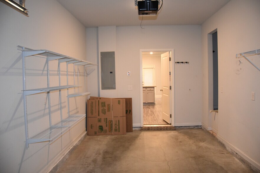 Building Photo - Room in Townhome on Castellan Dr