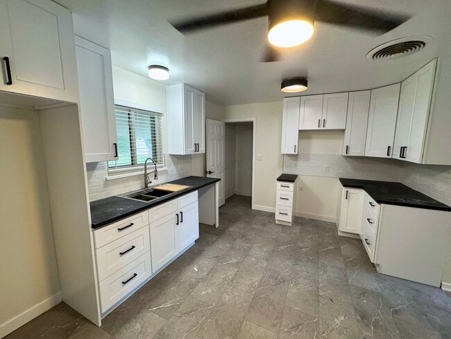 Building Photo - 417 S Owens St