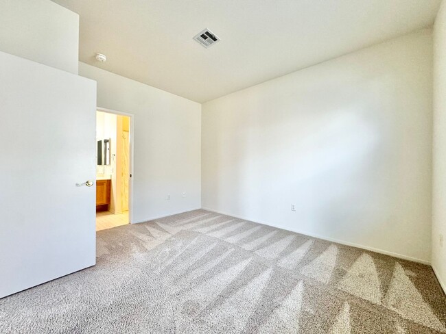 Building Photo - Great 1 bed/1 bath in the Mirabella commun...