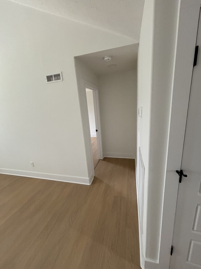 Building Photo - 921 Alberta Dr