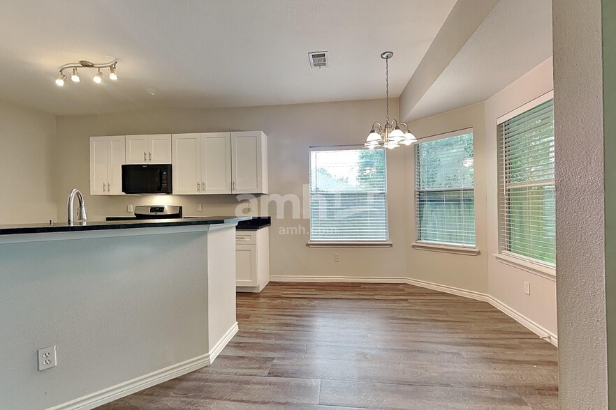 Building Photo - 10931 S Falls Terrace