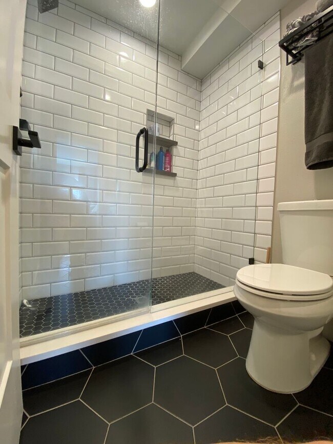Building Photo - Modern 2 Bed | 3.5 Bath Townhome with Bonu...