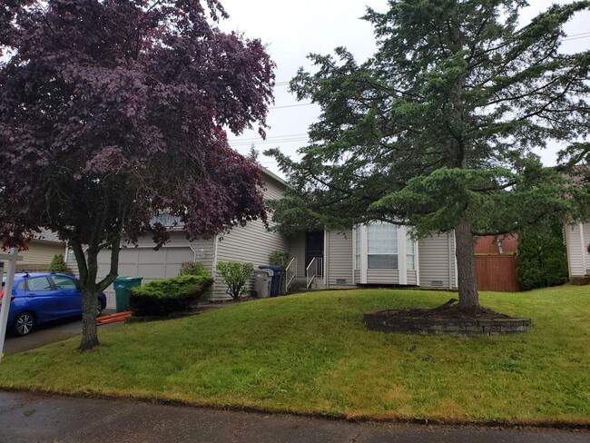 Building Photo - Federal Way tri-level rental home - 3 bedroom plus den, 3 bathrooms, 2 car garage!  Ready for lea...