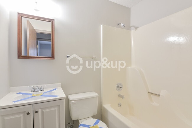 Building Photo - Fantastic 3bd/2ba home! Coming soon!