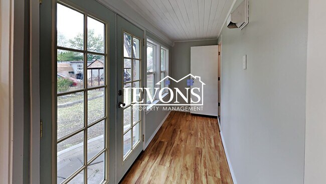 Building Photo - Charming 3-bedroom home with fenced backya...
