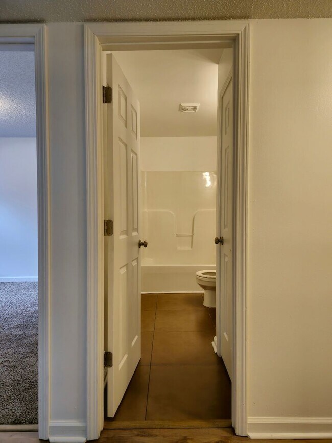 Building Photo - Gorgeous 4 bed 2 bath unit available soon!