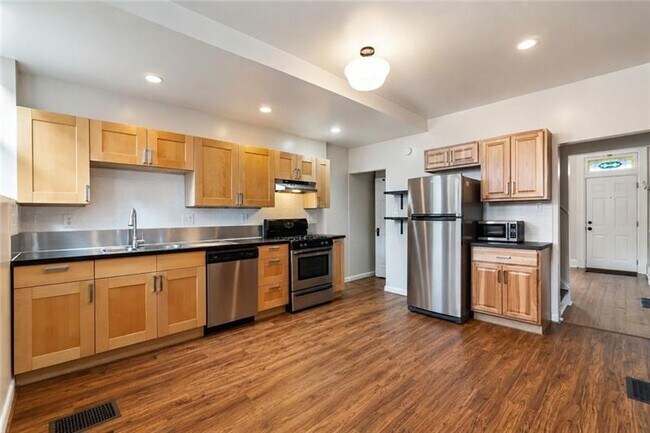 Building Photo - 414 Fisk St