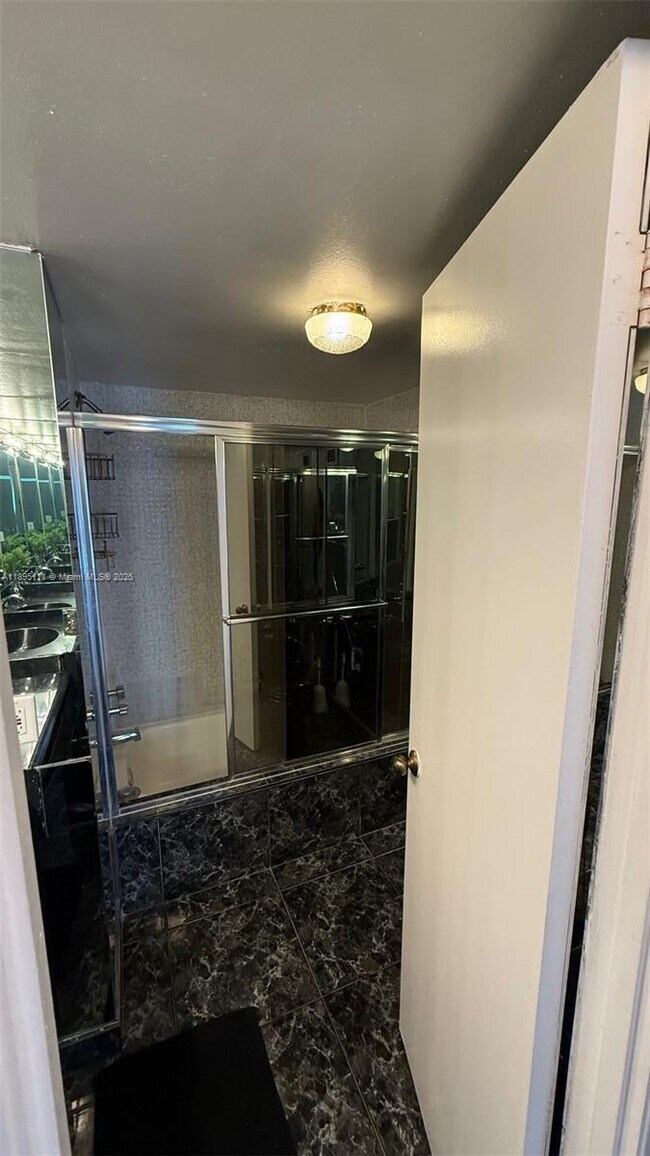 Building Photo - 9800 W Bay Harbor Dr