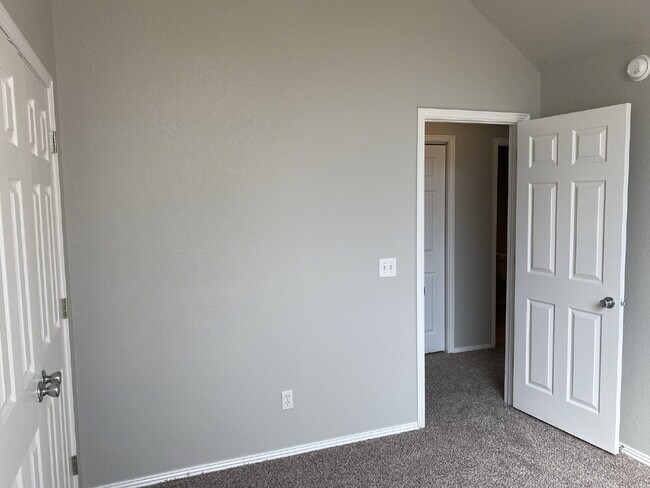Building Photo - 4902 Hawthorne Way