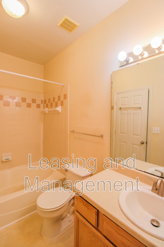 Building Photo - 700 Daniel Ellis Dr