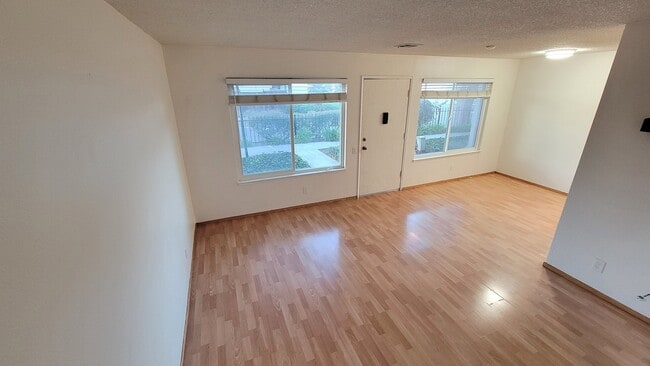 Building Photo - 4902 Lowry Rd