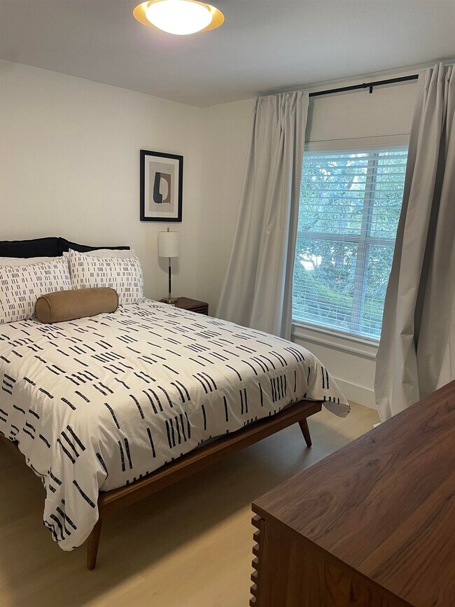 Building Photo - 204 16th St