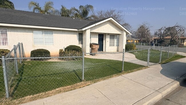 Building Photo - 3 bedroom/ 2 bathroom apartment