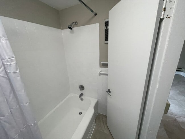 Building Photo - One Bedroom ** Newton Highlands Village ~ MBTA GL-D