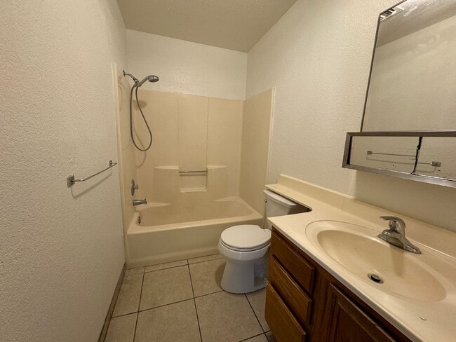 Building Photo - 3BR Duplex with gated yard and Garage