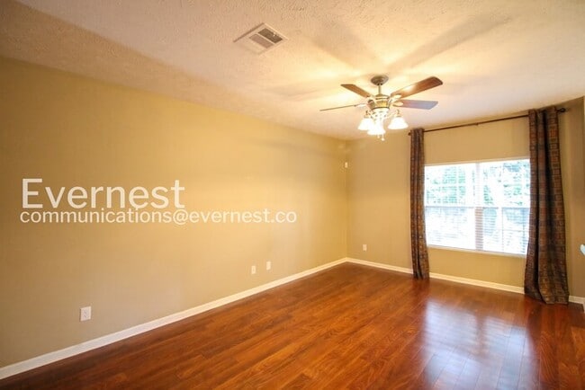 Building Photo - 3 Bed/2.5 Bath Townhome with Garage / Pet-Friendly / Coming Soon!