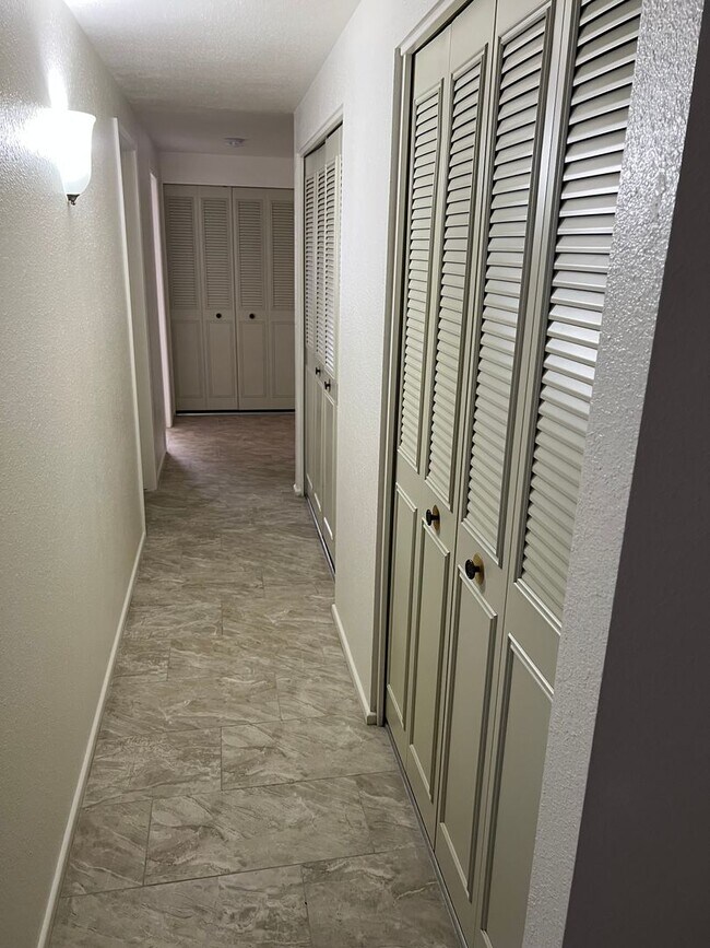 Building Photo - Chandler 3 Bedroom 1.75 Bathroom - Fireplace