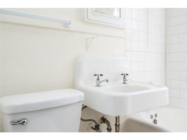 Building Photo - 1910 1st Ave S