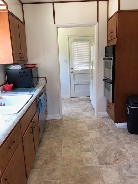 kitchen service porch - 3253 Inglewood Blvd