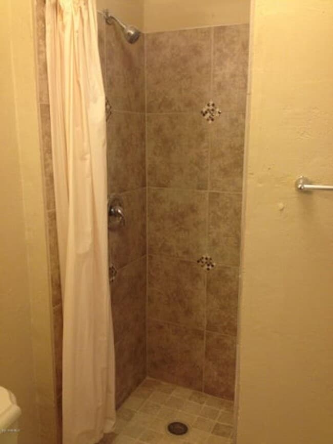 Building Photo - 3 bed 2 bath home with Garage