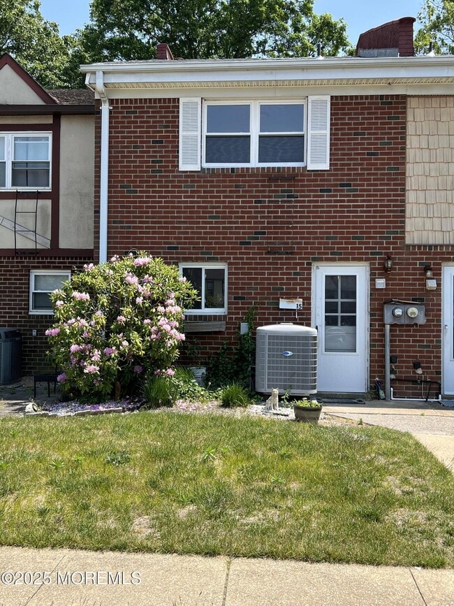 Building Photo - 15 Briar Mills Dr