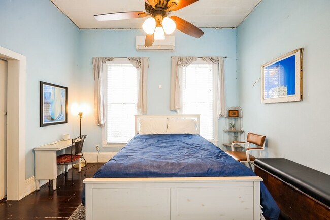 Building Photo - Charmer Close to Downtown!