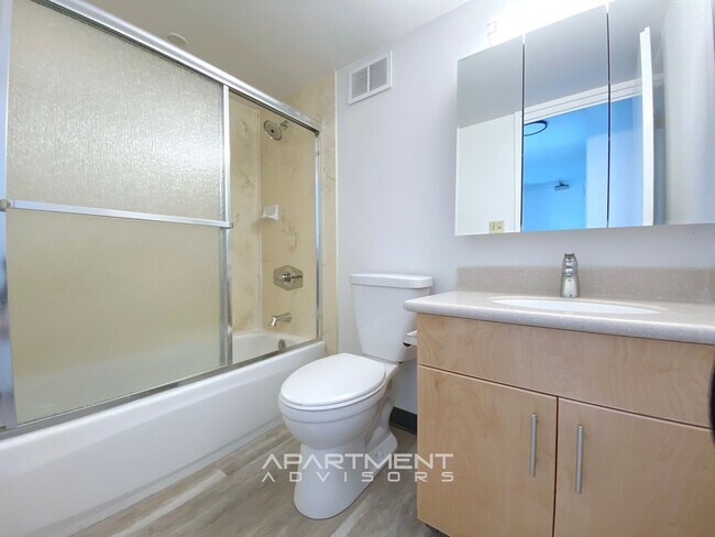 Building Photo - RENOVATED! 2 BED / 2 BATH / 1 PRK! CONVENI...